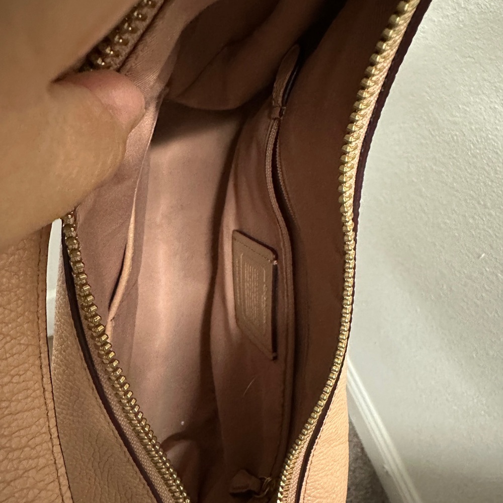 Coach Tan Hobo Bag Luxurious Leather Timeless Design - Picture 4 of 5